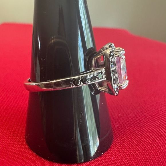 Gorgeous Sterling Silver Ring - Picture 2 of 6